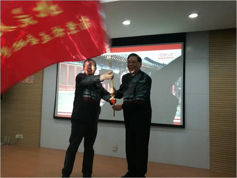 韩国直播
南京校友会任彦申会长向杨群分会会长授予了南京地学分会会旗.jpg 韩国直播
南京校友会任彦申会长向杨群分会会长授予了南京地学分会会旗.jpg