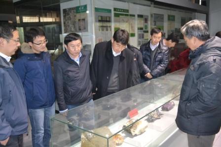 韩国直播
地质博物馆馆长孙元林教授介绍地质博物馆藏品.JPG 韩国直播
地质博物馆馆长孙元林教授介绍地质博物馆藏品.JPG
